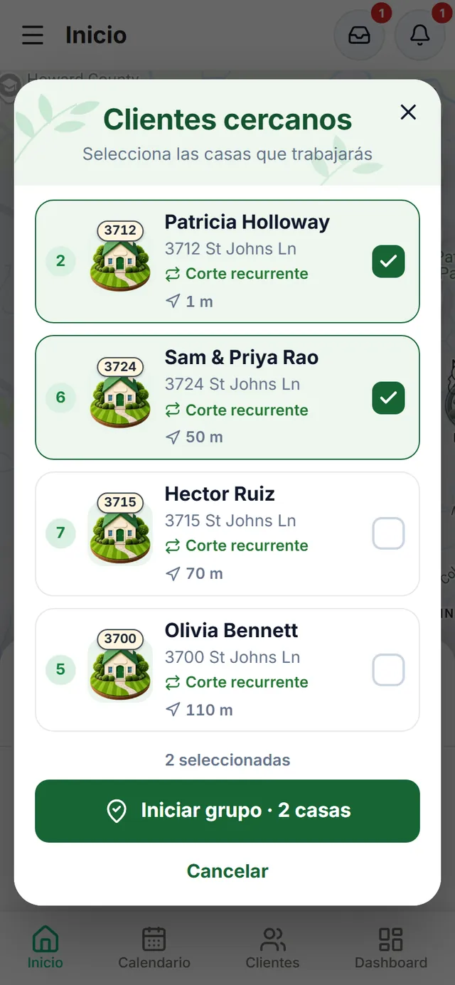 Clientes cercanos: cuatro casas de la ruta en la misma calle, con su número, parada, servicio y distancia; dos seleccionadas y el botón «Iniciar grupo · 2 casas»