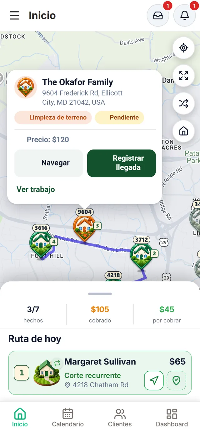 Al tocar una casita: The Okafor Family, limpieza de terreno pendiente, precio $120 y los botones «Navegar» y «Registrar llegada»